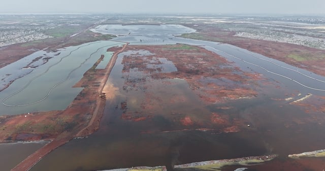 En julio de 2025 la terminal en forma de X y otras estructuras del Aeropuerto Internacional de Texcoco lucen  cubiertas de agua. Foto: CONANP.