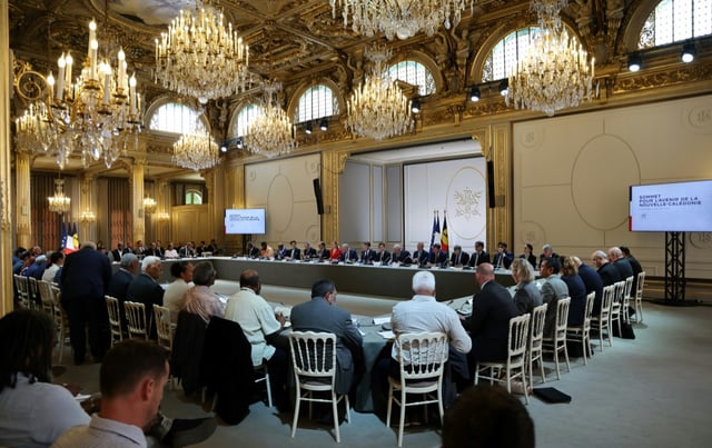 Le président de la France, Emmanuel Macron (C), des membres du gouvernement français et d'autres responsables assistent à une session d'un sommet sur la Nouvelle-Calédonie au Palais de l'Élysée à Paris le 2 juillet 2025