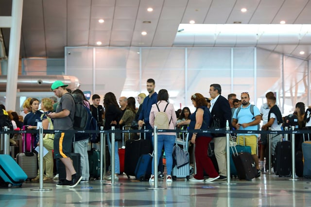 Reisende warten am Flughafen auf ihren Flug. (Symbolfoto)