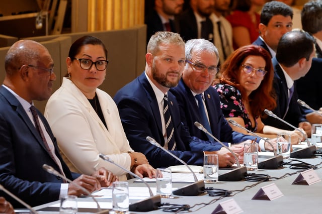 Des responsables politiques calédoniens lors du sommet sur la Nouvelle-Calédonie au Palais de l’Élysée à Paris le 2 juillet dernier.