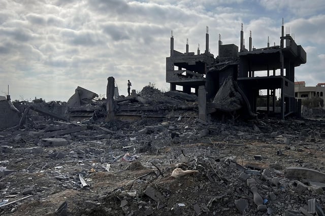 Palestinos inspeccionan las ruinas de su casa en el campo de refugiados de Bureij, en el centro de Gaza.
