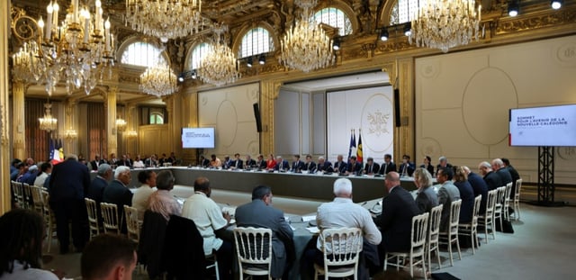 Le président de la France, Emmanuel Macron (C), des membres du gouvernement français et d'autres responsables assistent à une session d'un sommet sur la Nouvelle-Calédonie au Palais de l'Élysée à Paris le 2 juillet 2025