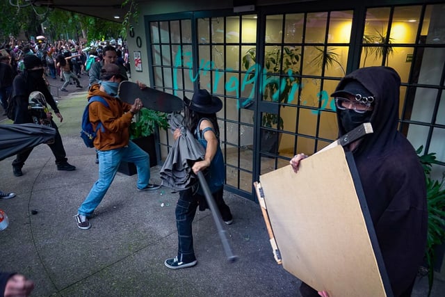 CIUDAD DE MÉXICO 04JULIO2025.- Integrantes de colectivos anarquistas y feministas realizaron actos vandálicos mientras se llevaba a cabo la primera protesta en contra de la gentrificación.
FOTO: ROGELIO MORALES /CUARTOSCURO.COM