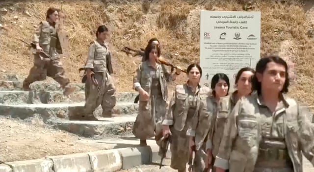Des combattants armés du PKK arrivent avant une cérémonie de désarmement à Sulaimaniya, en Irak, le 11 juillet 2025.