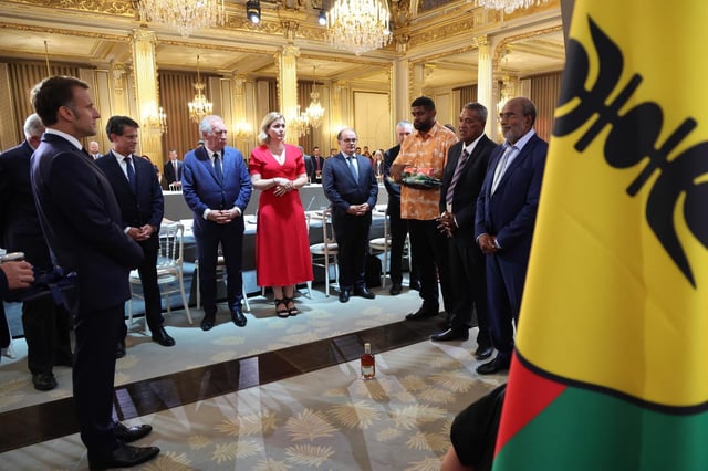 Inauguration du sommet sur la Nouvelle-Calédonie à l’Elysée à Paris, le 2 juillet dernier. Les forces politiques calédoniennes ont conclu samedi 12 juillet 2025 un projet d’accord « historique ».