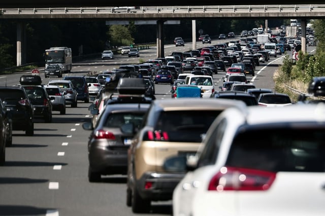Circulation dense sur l'A10 près de Saint-Arnoult-en-Yveline, au sud de Paris, le 12 juillet 2025