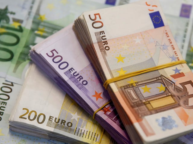 FILE PHOTO: A picture illustration shows Euro banknotes in Zenica January 26, 2015. REUTERS/Dado Ruvic (BOSNIA AND HERZEGOVINA )/File Photo