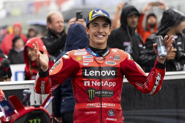 Marc Márquez celebra, hoy, en Sachsenring (Alemania), su 'pole position' número 101 en el Mundial.