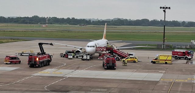Der Airbus der Fluggesellschaft Sundair am Flughafen Bremen – nach Startproblemen musste das Flugzeug zurückkehren