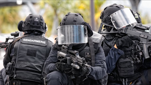 Au total, 75 gendarmes ont été dépêchés, avec un hélicoptère, un négociateur et plusieurs membres du GIGN.