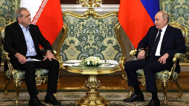 Putin (R) meets with Iranian President Masoud Pezeshkian in Moscow in January. Photo: Kremlin Press Office via Getty