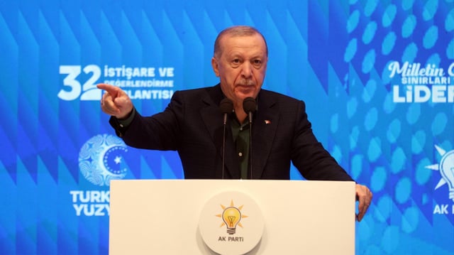 Recep Tayyip Erdoğan gestikuliert bei einer Rede.