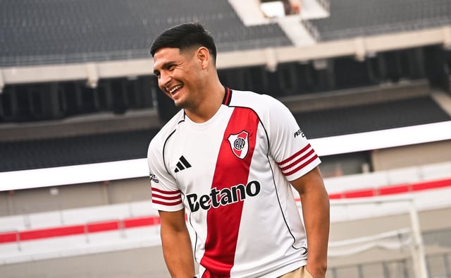 Maxi Salas tras la firma del contrato este viernes por la tarde: el delantero se puso la camiseta número 7 y todo indica que debutará como titular ante Platense