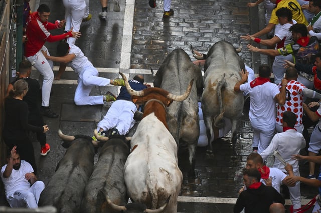 Am sechsten Tag des Festes in Pamplona wurden fünf Menschen beim Stierrennen verletzt.