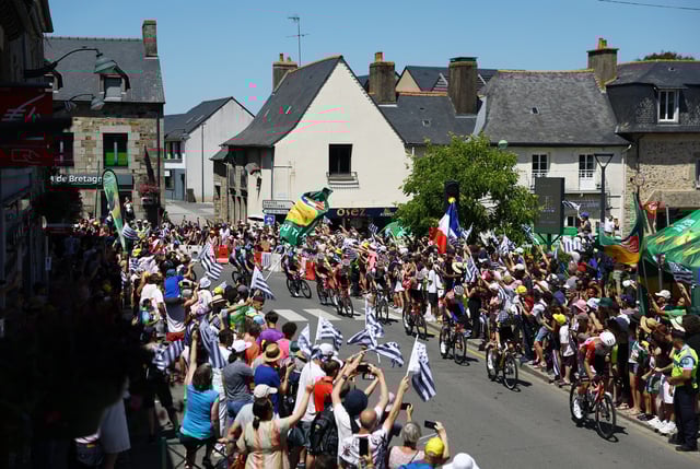 Les curieux sont nombreux aux abords des routes sur lesquelles passent les coureurs.
