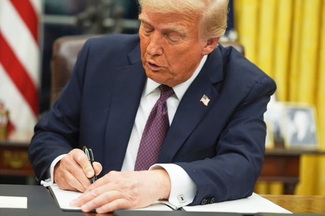 Donald Trump firma una orden ejecutiva en la Casa Blanca.