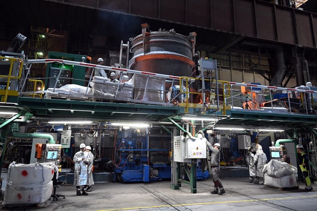 Arbeiter bedienen die Stranggießanlage bei Thyssenkrupp Steel.