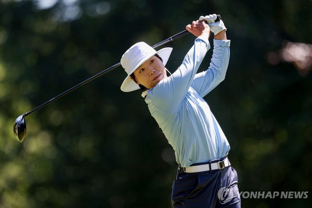 Lee So-mi of South Korea plays a shot during the third round of the Amundi Evian Championship at Evian Resort Golf Club, in Evian-Les-Bains, France, on July 12, 2025, in this AFP photo. (Yonhap)