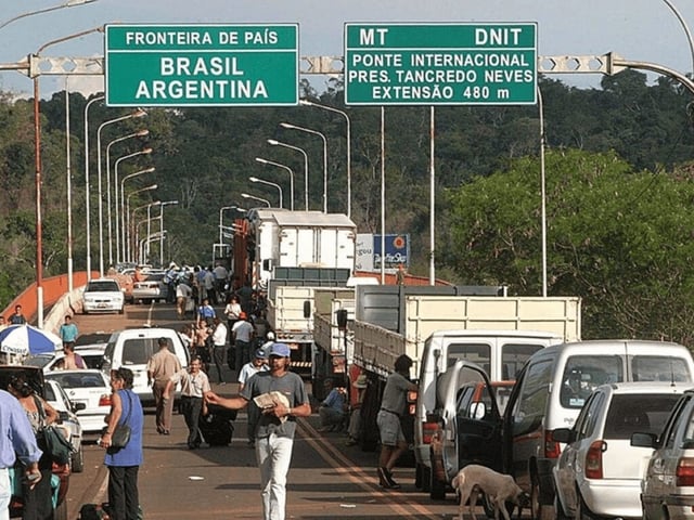 Desde temprano largas filas para cruzar a Brasil.