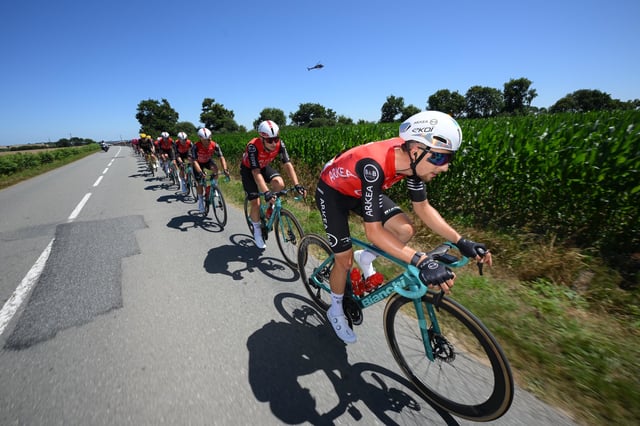 Kévin Vauquelin, accompagné par ses coéquipiers, lors de la 7e étape, vendredi, entre Saint-Malo et Mûr-de-Bretagne. Révélation du début de Tour, le leader de l’équipe Arkéa-B&B Hôtels pointe à la 3e place du classement général.