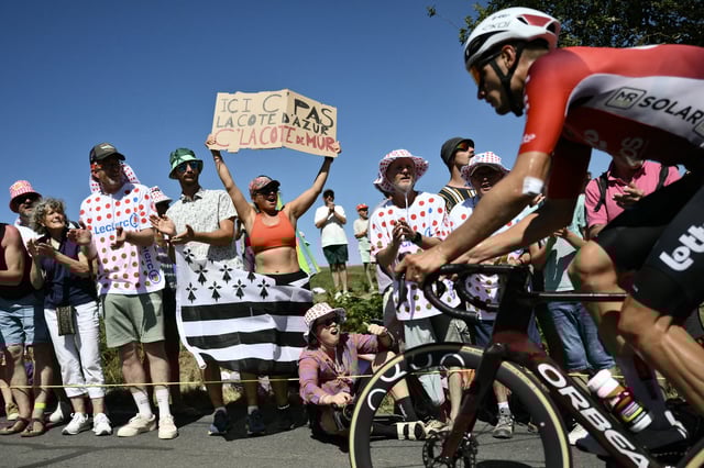Tour de France: Tadej Pogacar s'adjuge la 7e étape et prend le maillot jaune à Mathieu van der Poel