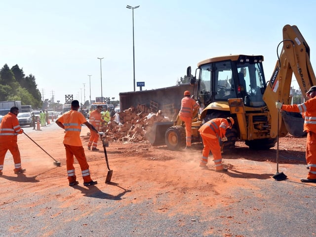 VUELCO-CAMIÓN

El conductor de un camión sufrió heridas esta mañana al volcar en la autopista Buenos Aires-La Plata, a la altura de la localidad bonaerense de Sarandí, y la carga de ladrillos que transportaba quedó esparcida en el asfalto, por lo que se registran demoras en el tránsito de hasta 5 kilómetros. / Foto telam