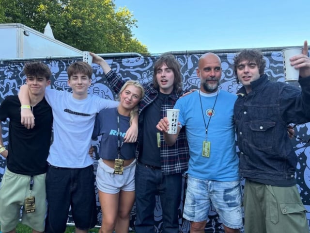 Josep Guardiola junto a los hijos de Noel Gallagher y Liam Gallagher antes del concierto que Oasis brindó el viernes en Manchester.