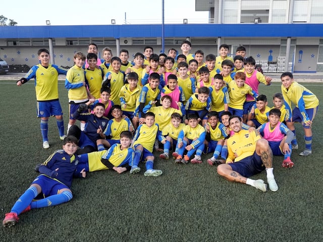 Leandro Paredes con los más chicos de BocaPredio.