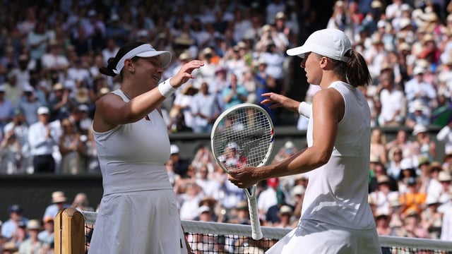 Iga Świątek achieves an unprecedented double bagel at Wimbledon, defeating Amanda Anisimova in the final. REUTERS/Toby Melville