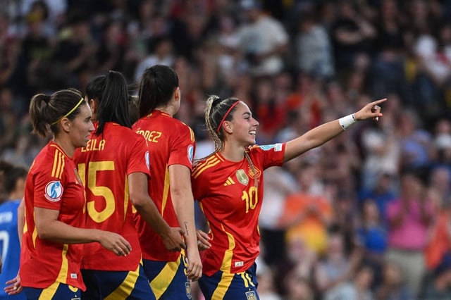 Athenea del Castillo celebrando su gol ante Italia
