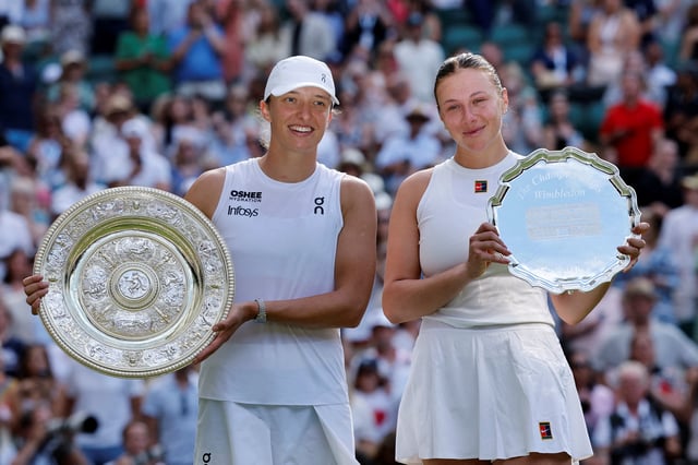 Tennis - Wimbledon - All England Lawn Tennis and Croquet Club, London, Britain - July 12, 2025 Winner Poland's Iga Swiatek poses with the trophy alongside runner up Amanda Anisimova of the U.S. after the women's singles final REUTERS/Stephanie Lecocq     TPX IMAGES OF THE DAY