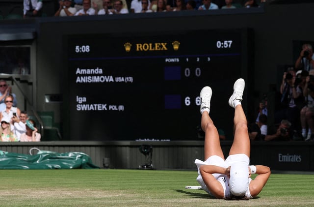 Tennis - Wimbledon - All England Lawn Tennis and Croquet Club, London, Britain - July 12, 2025 Poland's Iga Swiatek celebrates after winning the women's singles final against Amanda Anisimova of the U.S. REUTERS/Toby Melville     TPX IMAGES OF THE DAY
