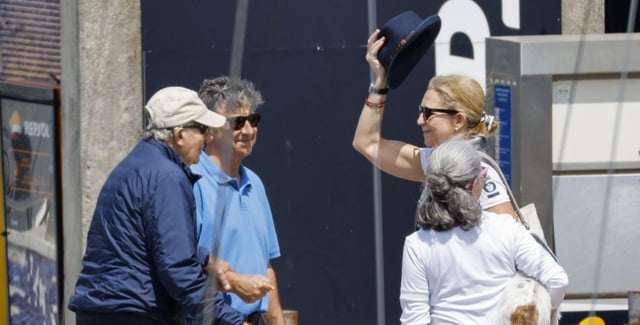 El rey emérito Juan Carlos saluda a la infanta Elena en Sanxenxo.