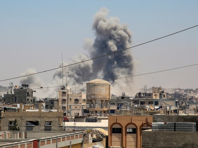 Smoke rises following an Israeli strike, in Khan Younis in the southern Gaza Strip July 9, 2025. REUTERS/Hatem Khaled