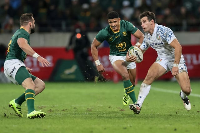 Italy winger Giulio Bertaccini (R) is confronted by South Africa scrum-half Cobus Reinach (L) in Gqeberha