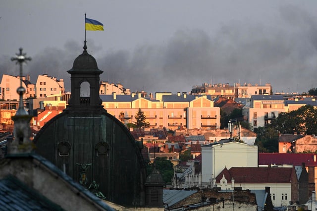 El humo sube tras el ataque ruso contra la ciudad occidental de Lviv