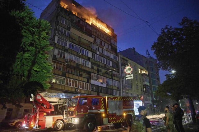 Un incendio arde en un edificio residencial tras un ataque ruso en Kiev, Ucrania, la madrugada del jueves 10 de julio de 2025.
