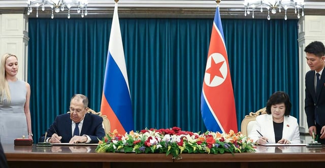 Le ministre russe des Affaires étrangères Sergueï Lavrov rencontre son homologue nord-coréenne Choe Son Hui, le 12 juillet 2025 à Wonsan, en Corée du Nord