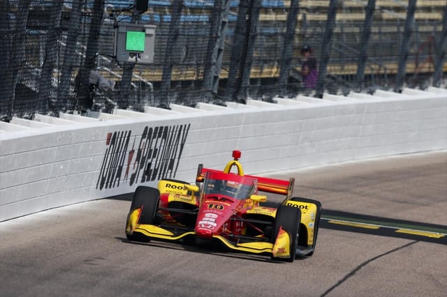 Álex Palou rodando en el oval de Iowa