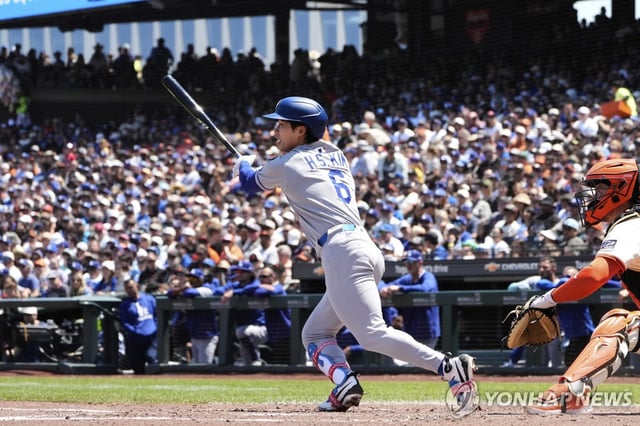 Kim Hye-seong of the Los Angeles Dodgers hits an RBI single against the San Francisco Giants during the clubs' Major League Baseball regular-season game at Oracle Park in San Francisco on July 12, 2025, in this Associated Press photo. (Yonhap)