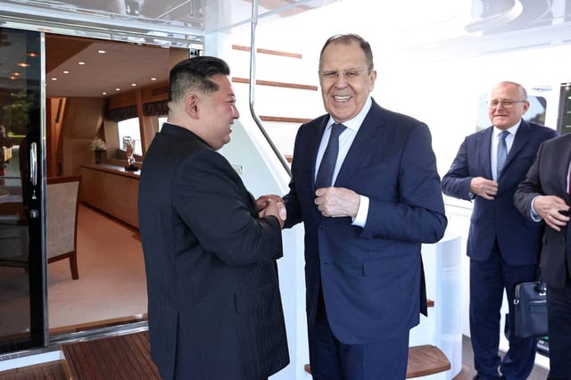 Le leader nord-coréen Kim Jong-un serre la main du ministre russe des Affaires étrangères Sergueï Lavrov lors d’une réunion à Wonsan, en Corée du Nord, le 12 juillet 2025.