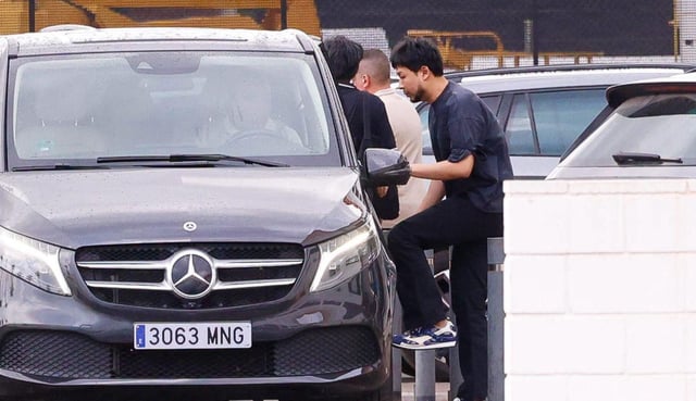 El presidente del Valencia CF, Kiat Lim, e hijo del máximo accionista, Peter Lim, de sube al vehículo a su salida de la ciudad deportiva, ayer.  | F. CALABUIG