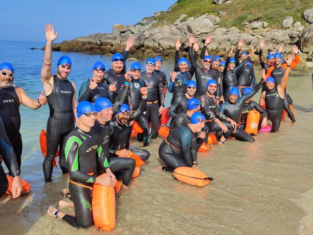 Participantes poco antes de la salida desde la playa de Ancoradouro.
