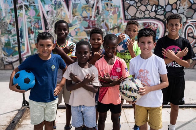 Niños del barrio de Rocafonda hacen la celebración del 304 de Lamine Yamal, en la pista donde jugaba el extremo de pequeño.