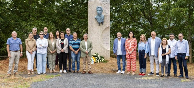 Luis Menor junto a Paula Prado y el resto de asistentes al homenaje. |  FdV