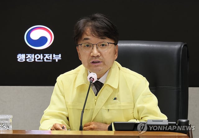 This photo, taken June 26, 2025, shows Kim Kwang-yong, chief of the Disaster Safety Management Headquarters, presiding over an emergency meeting to check measures to brace for heavy rains. (Yonhap)