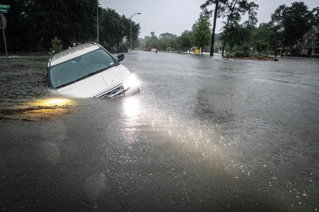 La Secretaría de Derechos Humanos confirmó el hallazgo de los cuerpos de una pareja guanajuatense desaparecida por las inundaciones en Texas. Foto: Brett Coomer/Houston Chronicle vía AP