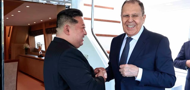 Der russische Außenminister Sergej Lawrow und Nordkoreas Machthaber Kim Jong geben sich während ihres Treffens in Wonsan die Hand