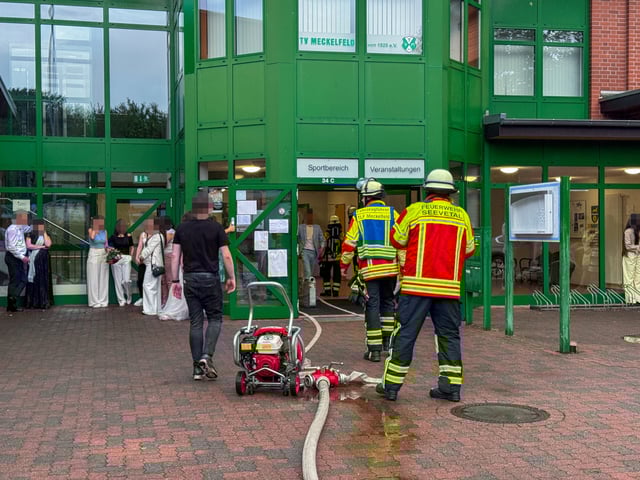 Feuerwehrleute bei den Löscharbeiten