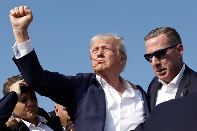 Dans les instants suivant les tirs, Trump lève sa main droite vers sa tête. Il se jette ensuite au sol, aussitôt rejoint par des agents des services secrets qui l’encerclent ensuite pour le protéger. «Je ne devrais pas être ici, je devrais être mort», a-t-il confié au New York Post.